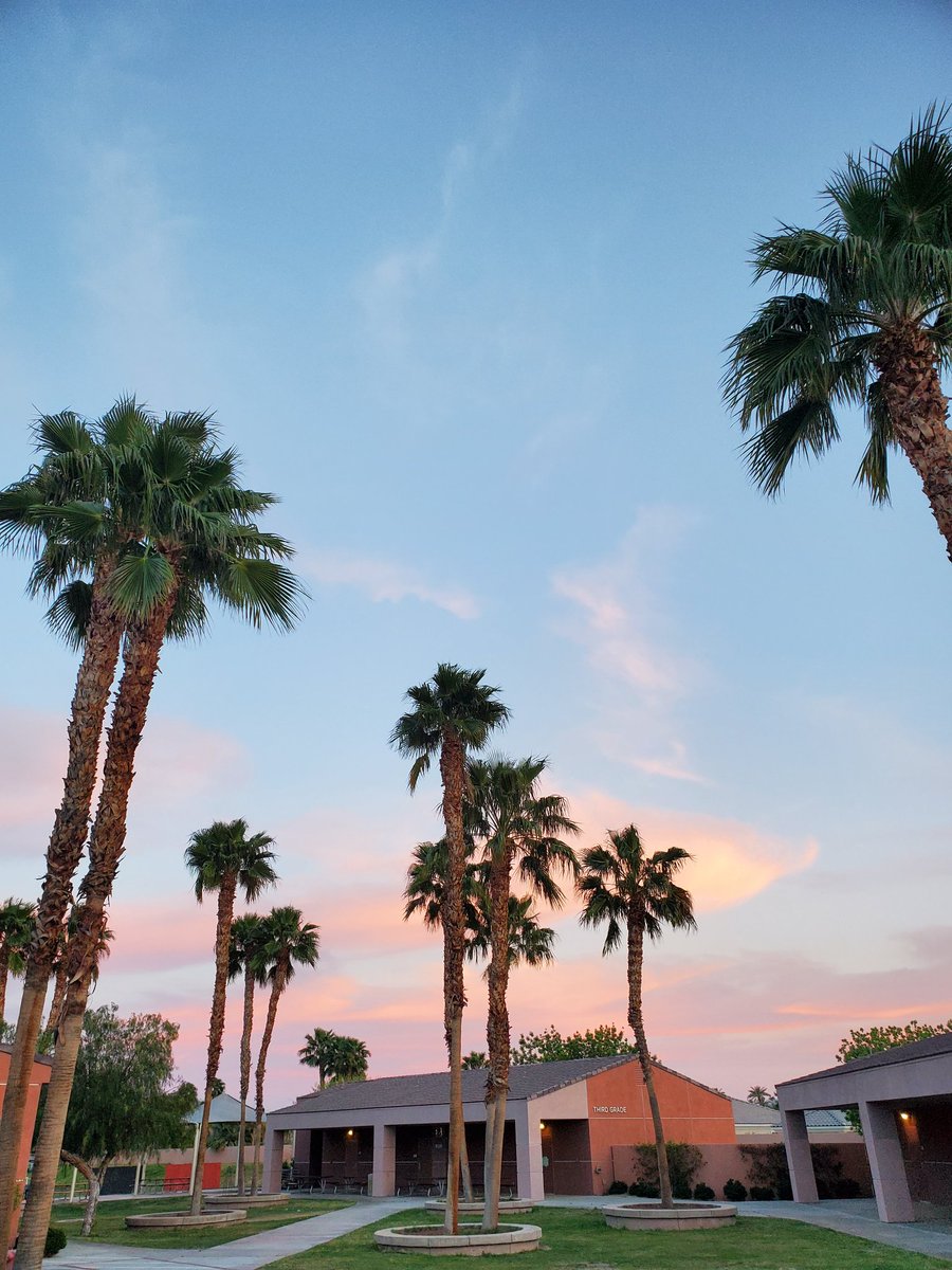 MrsASpurlock's tweet photo. A beautiful sky to cap off a fun filled Family Math Night! #MathGamesAreFun @PVSFirebirds https://t.co/Fiir3xzuIz