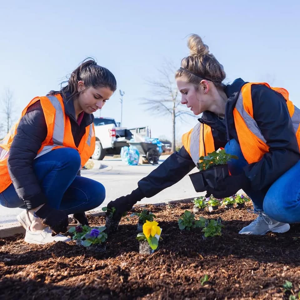 stephendpettit's tweet photo. Community Service Day is Wednesday, April 6th!
Click the link below to learn about the different outreaches and to sign up! 

https://t.co/dJyZq8nHOc https://t.co/dPcesb9y2q