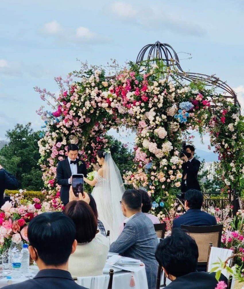 Su_Librarian's tweet photo. Esses sorrisos 😍🤩😍🤩
#BinJinWedding #BinJin #SonYeJin #HyunBin https://t.co/A3b7L56ynZ