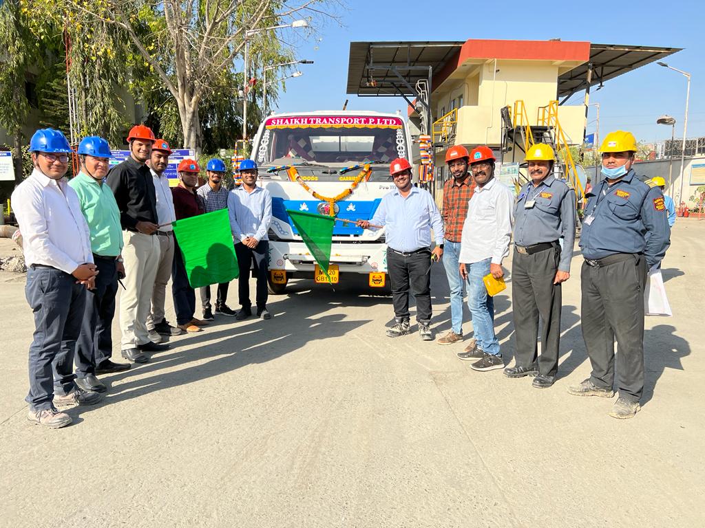 HPCL_Indore's tweet photo. Taking another step toward serving our customers ,We have commissioned 1st Mobile Dispenser in Indore after signing final agreement with #FuelEnt Shaikh Transport as a part of #HPFuelConnect: Door-to-Door delivery of Diesel for bulk users.#startup @hpcl_retail @WestRetail @HPCL https://t.co/yTTrx7Iloc