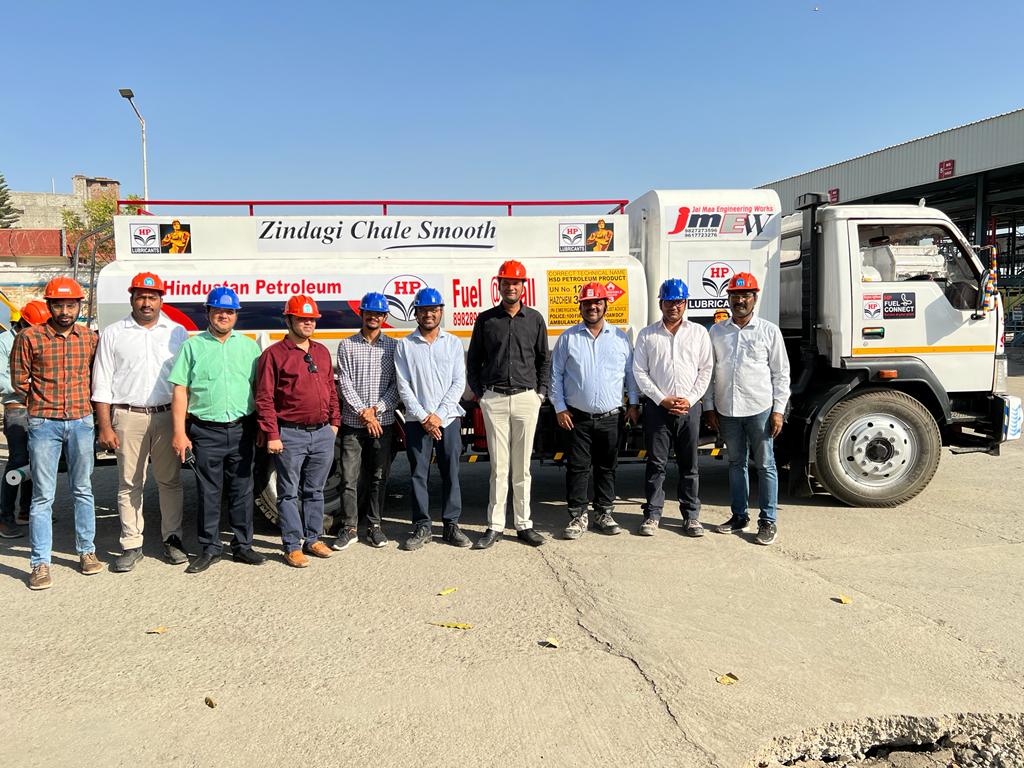 HPCL_Indore's tweet photo. Taking another step toward serving our customers ,We have commissioned 1st Mobile Dispenser in Indore after signing final agreement with #FuelEnt Shaikh Transport as a part of #HPFuelConnect: Door-to-Door delivery of Diesel for bulk users.#startup @hpcl_retail @WestRetail @HPCL https://t.co/yTTrx7Iloc