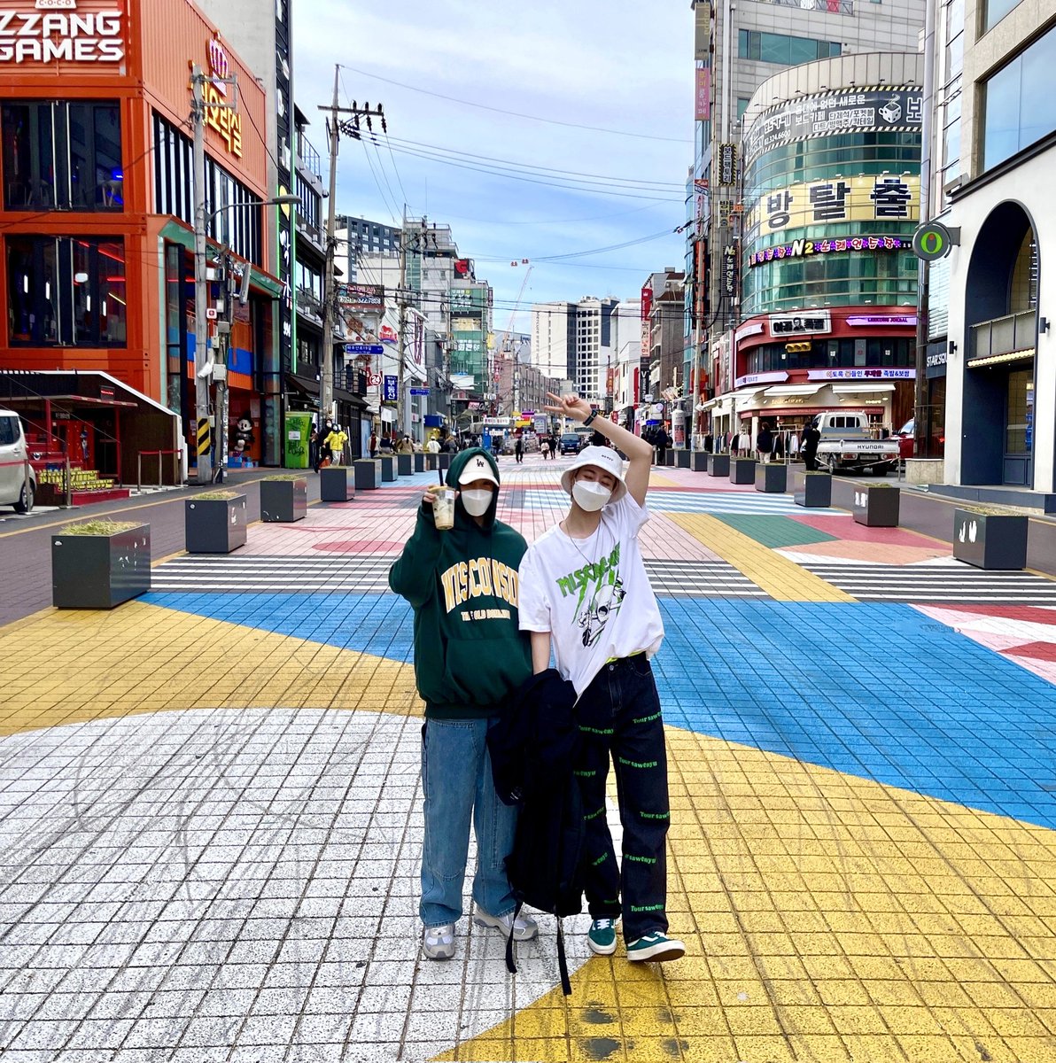 Hanbin_yanglake's tweet photo. Lew and his trusty hyung hang out together 🥺
#TEMPEST #HANBIN #LEW https://t.co/rbpPkoqoDb