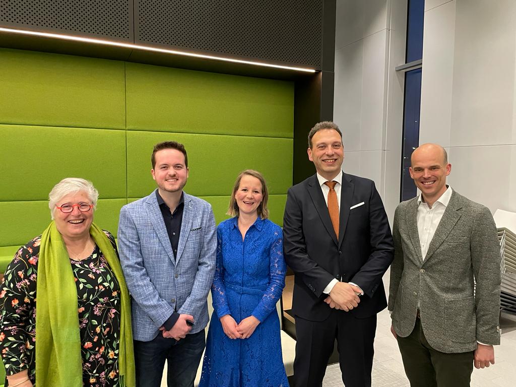 CU_SGP_Woerden's tweet image. Gisterenavond is de nieuwe gemeenteraad geïnstalleerd! Daphne, Eric en Lia zijn beëdigd als raadslid. Harm gaat door als fractie-assistent en Just gaat als fractie-assistent zijn eerste periode in. We zijn blij met dit mooie team!