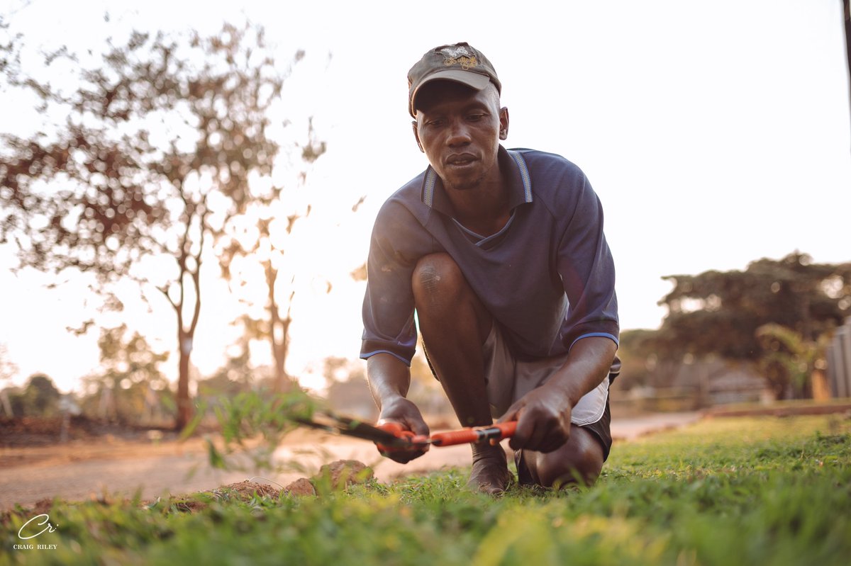 CraigRiley_ZW's tweet photo. A day in the neighborhood scouting around to get shots.
Came across this man and asked him to do everything except posing. And this is how we document. #EverydayPeople

#CraigRiley
#SunsetShots
#DocumentingLife
#DocumentaryPhotographer
#Nikon
#NikonZ6
#Harare
#Cranborne https://t.co/eD3t57OUZn