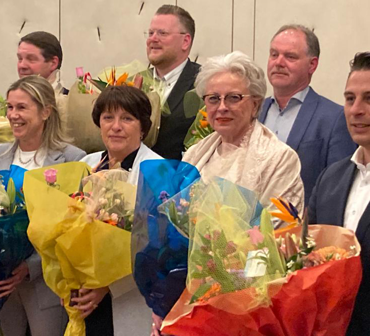 PWierden's tweet photo. 🥳De nieuwe gemeenteraad is geïnstalleerd! Onze raadsleden @roselienslagers en @colinkok84 kijken terug op een mooie bijeenkomst en gaan graag aan de slag voor onze gemeente.💪We wensen hen en de andere raadsleden veel succes!🙌 #Wierden #lokaal #GR2022 #detoekomstbegintvandaag https://t.co/RpVsTDDh9U