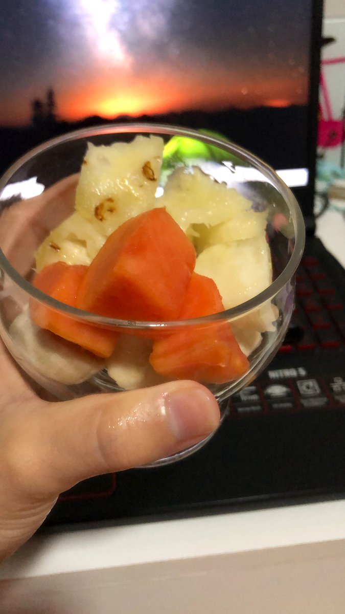 letiicialimag's tweet photo. Como salada 1 dia e já me sinto saudável pela semana toda 😌 quem mais? Hahahaha https://t.co/zMEP3yKLmZ
