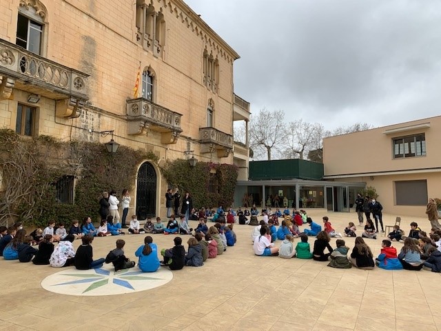 GarbiPereVerges's tweet photo. Una de les activitats més boniques que tenim a l'escola. Els alumnes de 6è als de 1r i els acompanyen en el procés de #lectoescriptura. Un #aprenentatge #compartit i ple d'emoció. Un dia a la setmana, es trobaran per compartir una estona de lectura plegats. #badalona https://t.co/ZSbG3acgXw