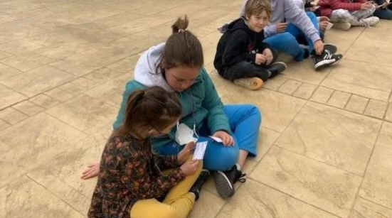 GarbiPereVerges's tweet photo. Una de les activitats més boniques que tenim a l'escola. Els alumnes de 6è als de 1r i els acompanyen en el procés de #lectoescriptura. Un #aprenentatge #compartit i ple d'emoció. Un dia a la setmana, es trobaran per compartir una estona de lectura plegats. #badalona https://t.co/ZSbG3acgXw