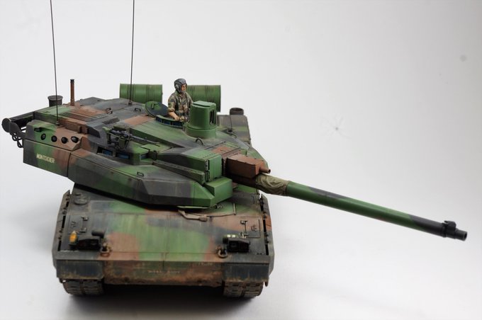 迷彩はほぼマステで塗り分けています
つらかったです

砲塔を右サイドから見ると面がガチャガチャしててかっこいいですね 