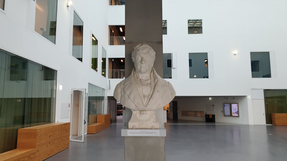 cagnol's tweet photo. The Péclet Number (Pe) measures the relative importance of advection versus diffusion in fluid dynamics. It is named after the French physicist Eugène Péclet. His statue is in the lobby of @centralesupelec as Péclet was one of the co-founders of Centrale Paris in 1829. https://t.co/ZB1isNIezw