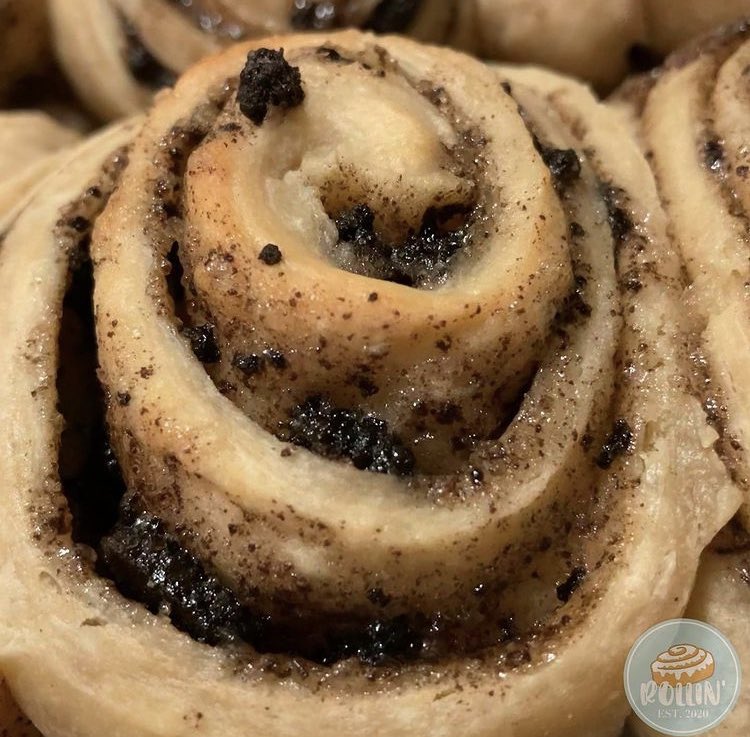 rollintt's tweet photo. Up close and personal 😛 our naked buns; classic and cookies &amp; cream https://t.co/mBHO7JYf1y