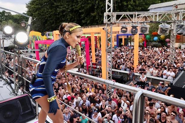acervoisecl's tweet photo. Ivete Sangalo e Claudia Leitte, possuem fôlego para cantarem e puxarem um trio por mais de 5 horas, cantando [AO VIVO] incrível 😍

Não tem essa de playback, desafinação e voz falhando não, elas encaram o ao vivo mesmo.

Valorizem isso! #Ivete #Claudia #IS #CL https://t.co/oQVLHgEukE