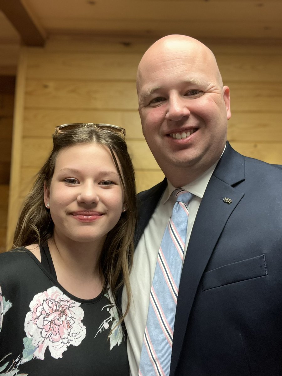 IamDocMartin's tweet photo. We enjoyed a great service at Big Bear Baptist Church! We’ll be distributing scriptural literature and invitations to church during the week. The Elwart family is right where they belong, greeting folks with the joy of the Lord. We are blessed to be able to help! https://t.co/jfcYaLQAol