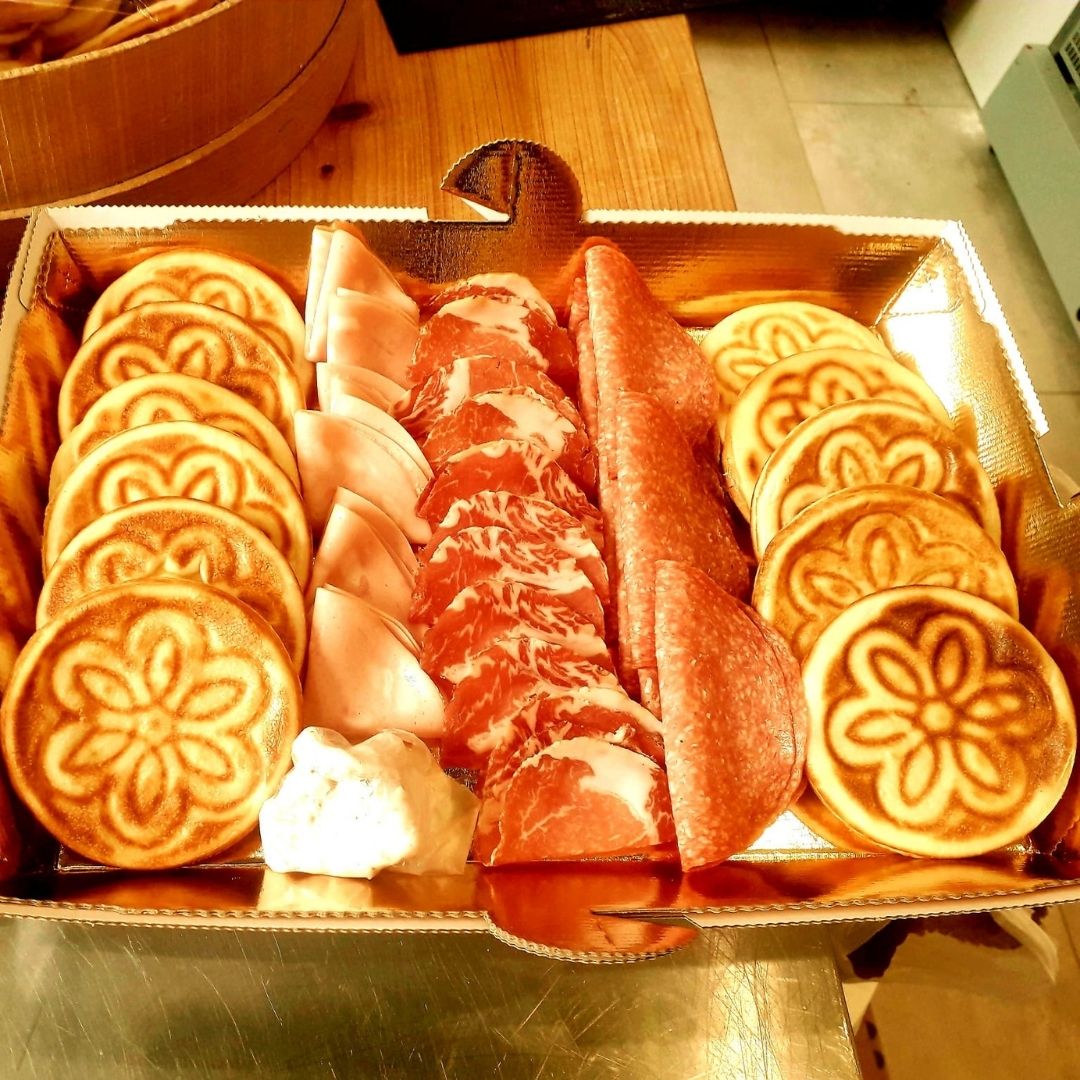 In Sardegna si diffondono sapori emiliani ne #lemilianacagliari: gastronomia che opera nel settore della pasta fresca e dolci tipici emiliani. 
In #SardexPay senza toccare un euro ha potuto ristrutturare il negozio grazie all'iscritto #archicontract. 🤝 Ottimo lavoro!