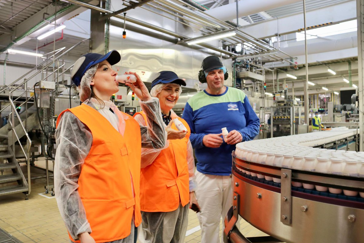 crevits's tweet photo. Bedrijven en landbouw samen voor een beter klimaat. @Danone_Be kiest voor koolstofneutraliteit en veevoer om methaanuitstoot te doen dalen. Vlaanderen investeert zelf 1 miljoen om landbouwers in het verhaal van methaanreducerende veevoeder mee te krijgen. @ILVOvlaanderen https://t.co/5jLgLzZUG9