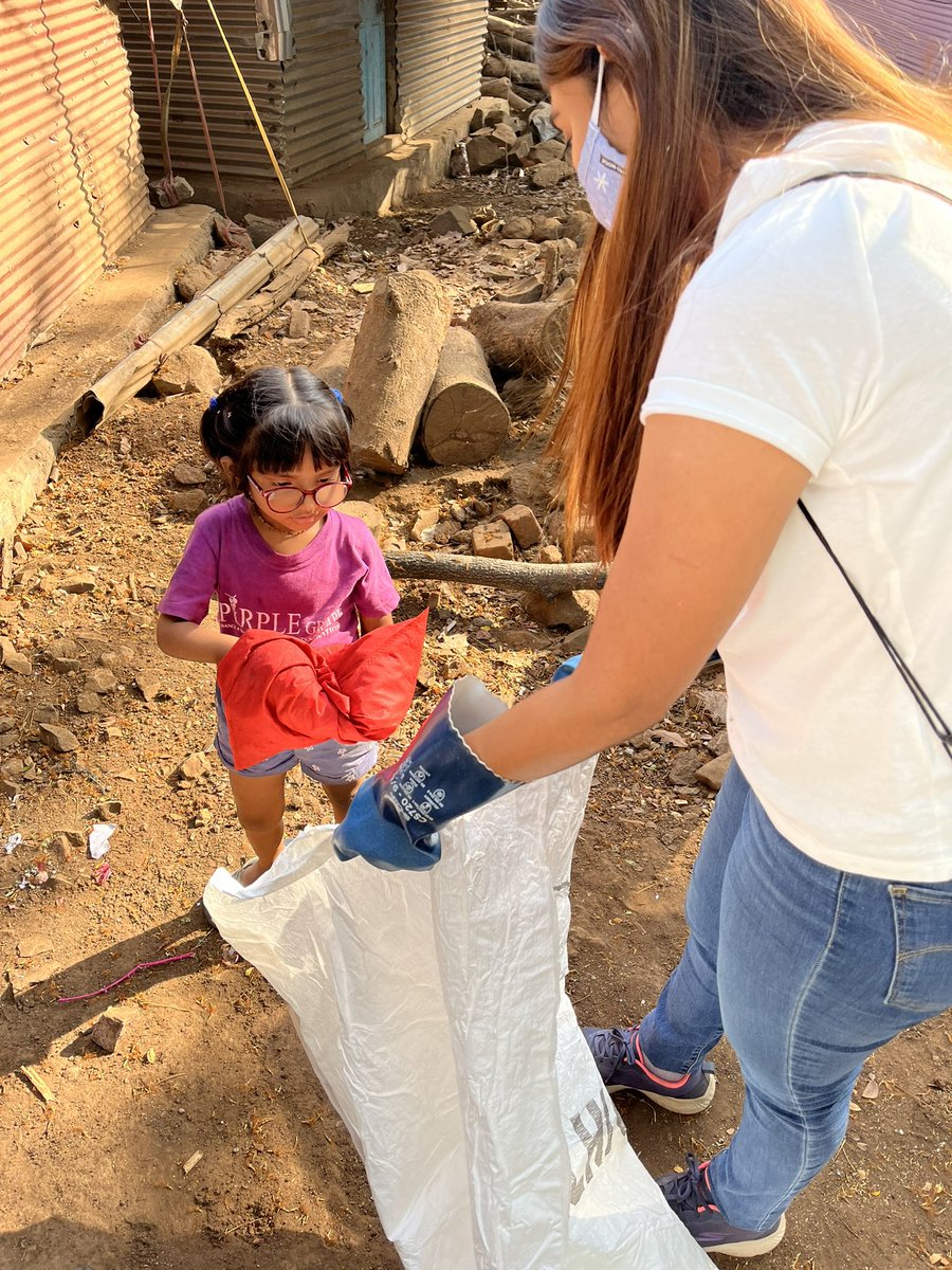 AfrozShah1's tweet photo. Week 364.

Today at SGNP Forest-43 Villages.

Training people about Circular Economy.

Cleaning the Forest.

Collecting segregated waste from the houses.

Bonding over garbage with the locals

Mitigating human-animal conflict with garbage cleaning and garbage reduction.

Our bit. https://t.co/quk88w2v25