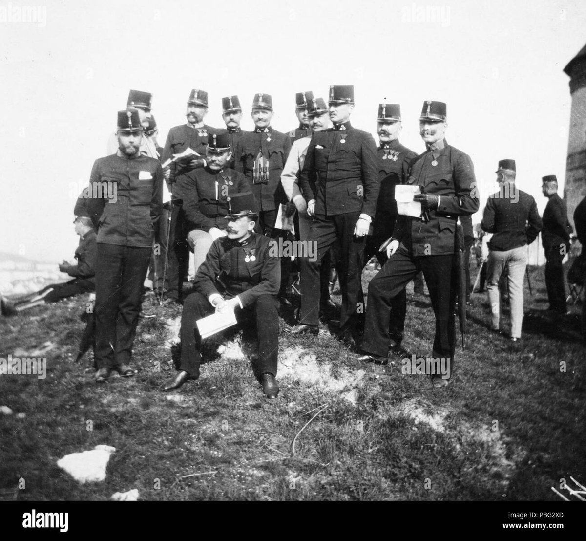 BatecsClassics's tweet photo. Abans d'entrar en combat, els germànics es portaven la mà al bigoti, residència del seu valor i coratge, i s'encomanaven al seu déu exclamant “bî God!” (per Déu). I d'aquest gest sortiria la paraula #bigoti. https://t.co/kFoaAxifyx