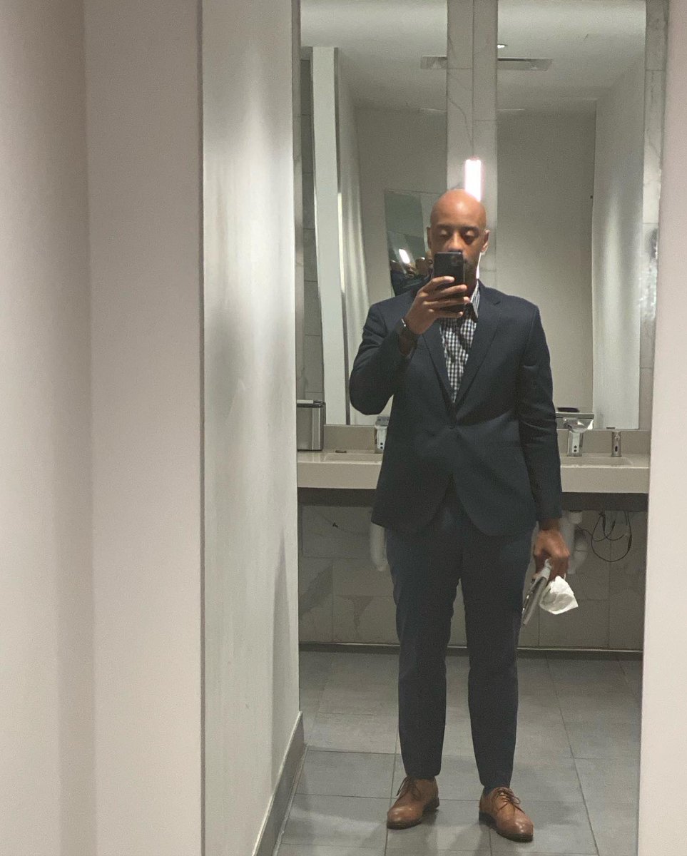 I got dressed up last night, put on shoes that weren’t Nikes and went to Athens to be a part of the School of hospitality open house. I met some amazing students who will be doing great things in the industry really soon! I’m grateful to connect with such a great university! #uga