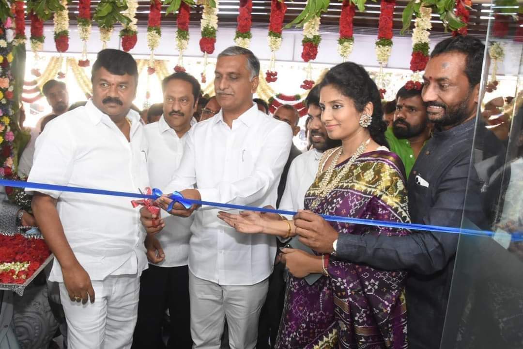 TrollRaja_'s tweet photo. బీజేపీ ఎమ్మెల్యే రఘునందన్ రావు గారి కూతురు ఆసుపత్రిని ప్రారంభించిన హరీష్ రావు గారు.
@trsharish
@RaghunandanraoM
#trsbjp #HarishRao #Raghunandanrao https://t.co/agRsgusNXR