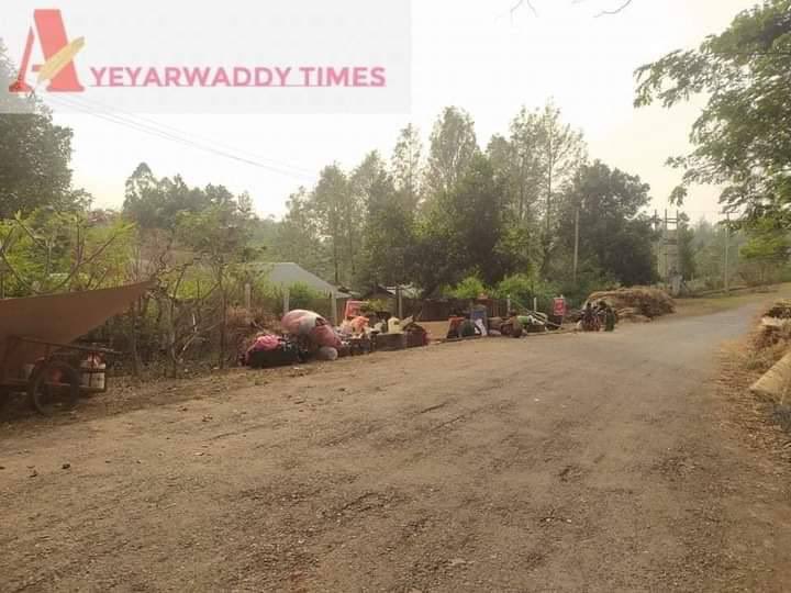 OMK251977's tweet photo. On Mar29, Junta troops destroyed >10 homes in Ywahtaung village, Pyin Oo Lwin tsp, saying that the residents were squatters. #US_SanctionMOGE  #2022Mar31Coup #WhatsHappeningInMyanmar https://t.co/moWT4SSIxE