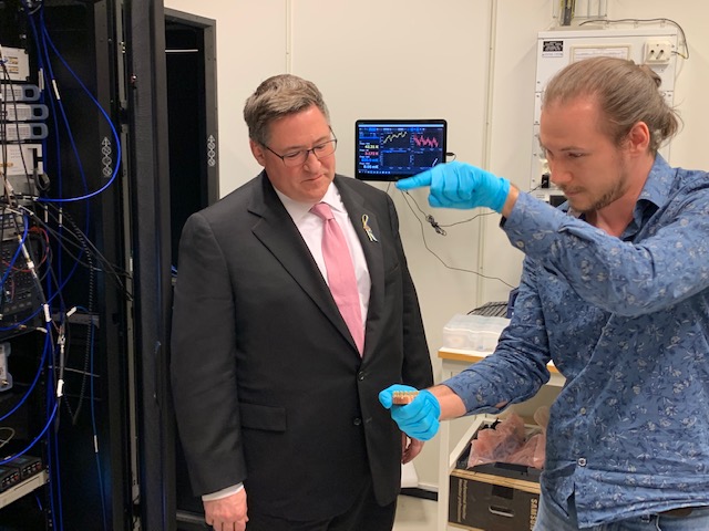 Thank you @wacqt_sweden @QTL_Chalmers @JonasBylander2 @AntonFKockum for the tour of the Wallenberg Quantum Technology Center at Chalmers. Sweden and the U.S. are at the forefront of this enormously promising technology. #WACQT