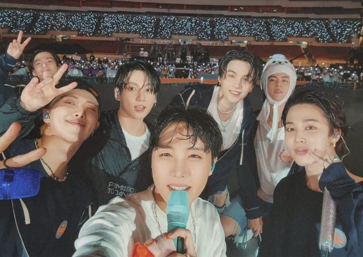 BTS_twt_Bighitt's tweet photo. Borahae (보라해) 💜🫰🏻 https://t.co/st650J4m5b