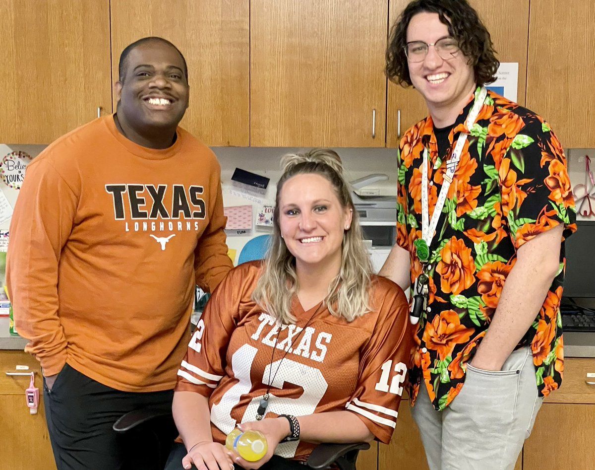 CRreads's tweet photo. Hey @mrsashleymclain, we love you! Your @aisvillage family oranged out for you and #MSAwarenessMonth! We think you are amazing, keep up the fight #MSWarrior! 
You are #AlvaradoExcellence! https://t.co/M7XIeCWBAk