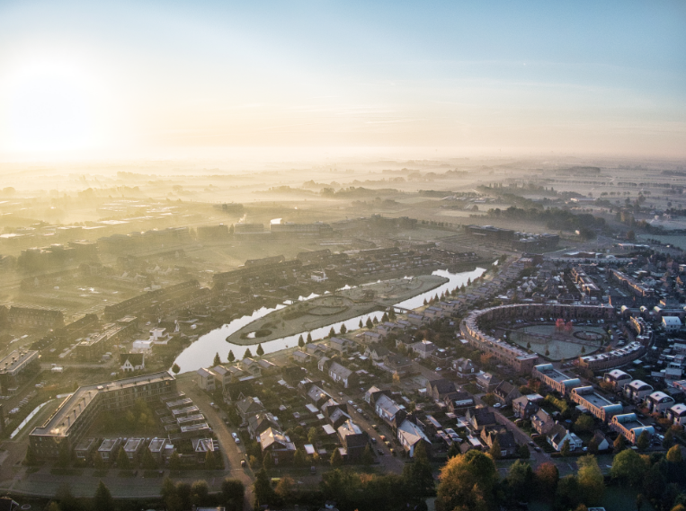 Realisatie De Waluwe II en III | Momenteel is de afrondende fase van nieuwbouwwijk De Waluwe II gestart. Ook is de ontwikkeling van nieuwbouwwijk De Waluwe III gestart in de kern Zaltbommel. Op de hoogte blijven van de laatste ontwikkelingen? Kijk dan op: bit.ly/3IOTDsQ
