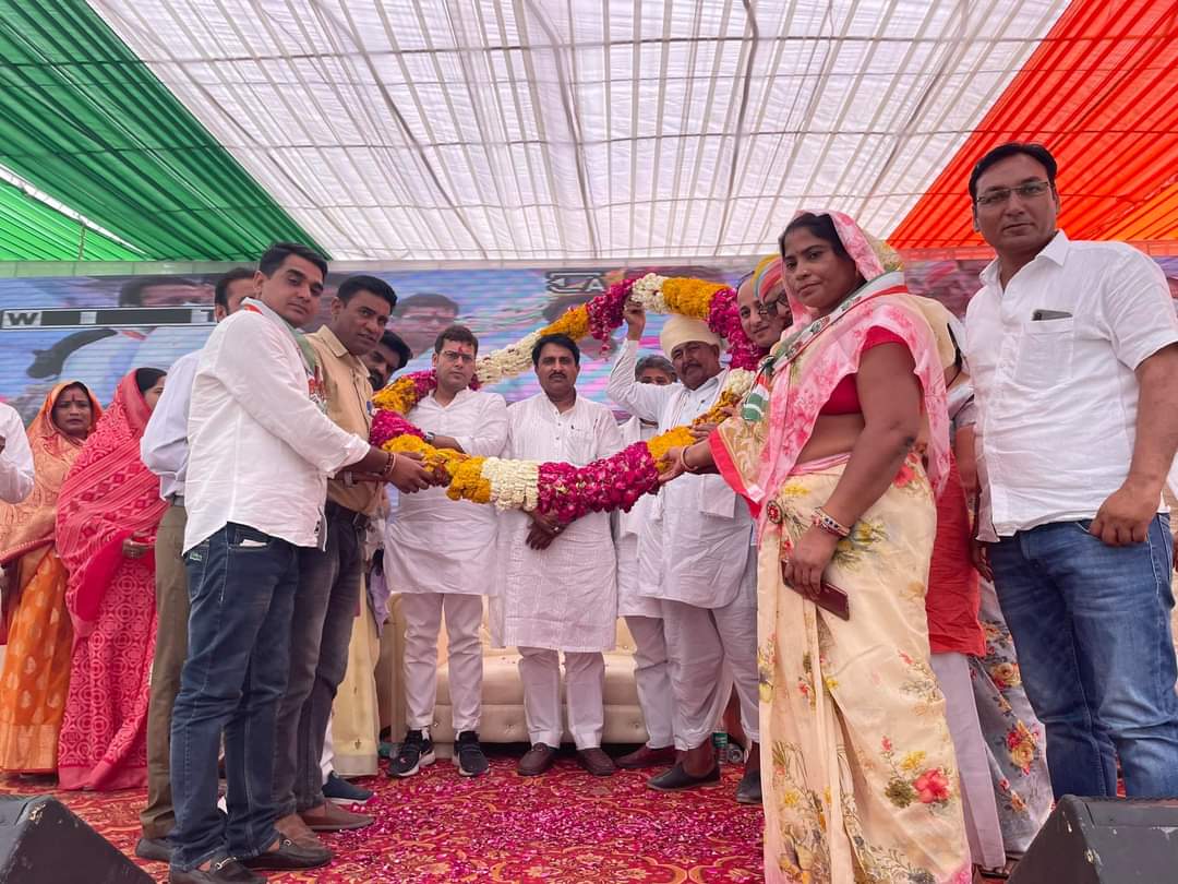 आज निवाई में कांग्रेस विधायक <a href="/BairwaPrashant/">Prashant Bairwa</a> जी द्वारा आयोजित कांग्रेस सदस्यता अभियान एवं कार्यकर्ता सम्मेलन में <a href="/INCRajasthan/">Rajasthan PCC</a> के प्रदेशाध्यक्ष <a href="/GovindDotasra/">Govind Singh Dotasra</a>  जी एवं अन्य कांग्रेसजन के साथ उपस्थित रहा ।