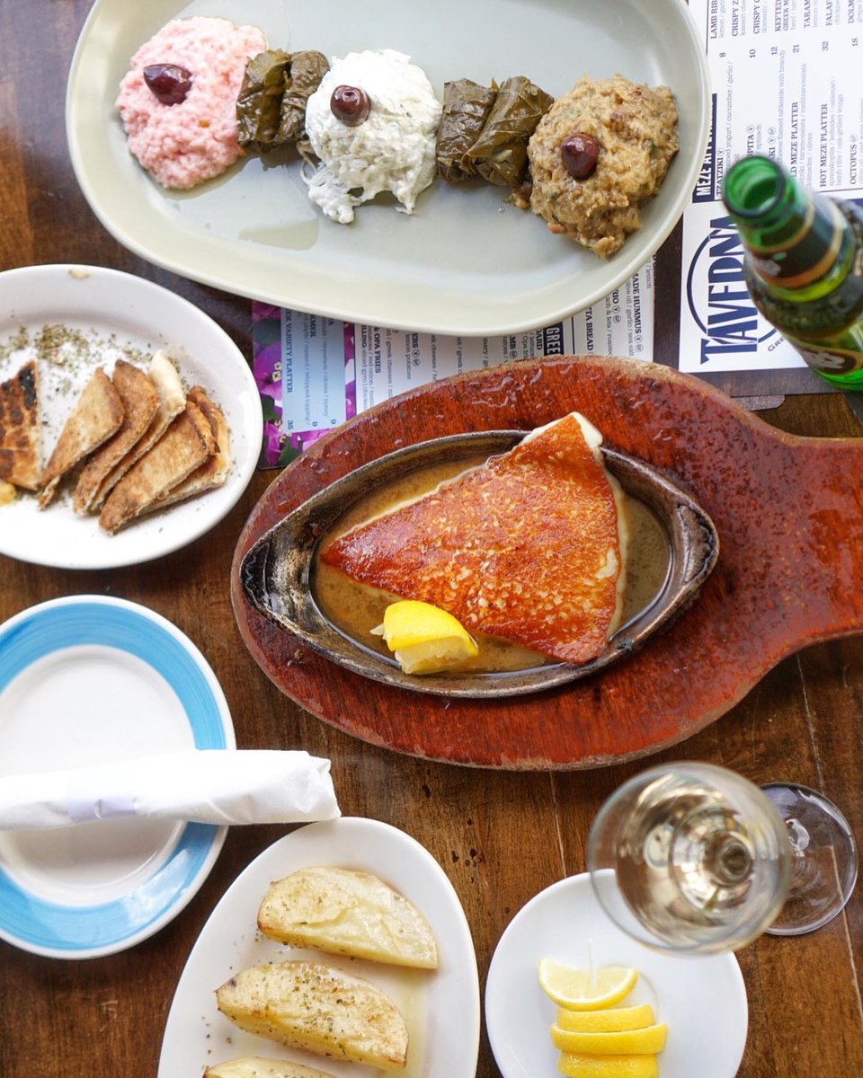 Weekend dinner goals 🤩 Who will be dancing on the tables with us this weekend? #📷 @foodie.girly