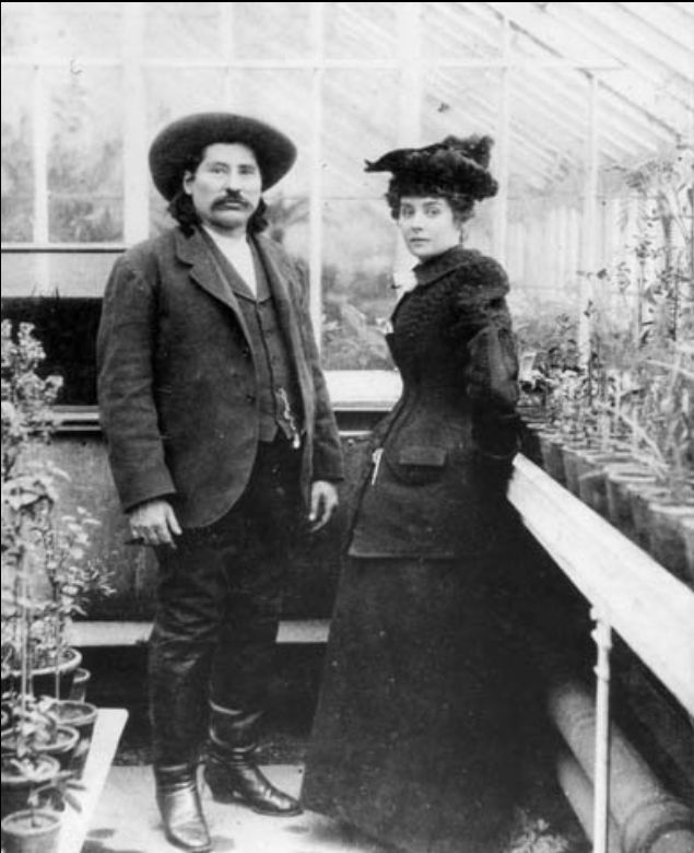 John Shangrau & wife Lillie Orr. They met&married in England in 1892 while John was touring with #BuffaloBillsWildWestShow. Born near Ft Laramie, him & his brothers met Bill around Laramie when they were teens. John is a granduncle, I am descended from his brother Peter Shangrau