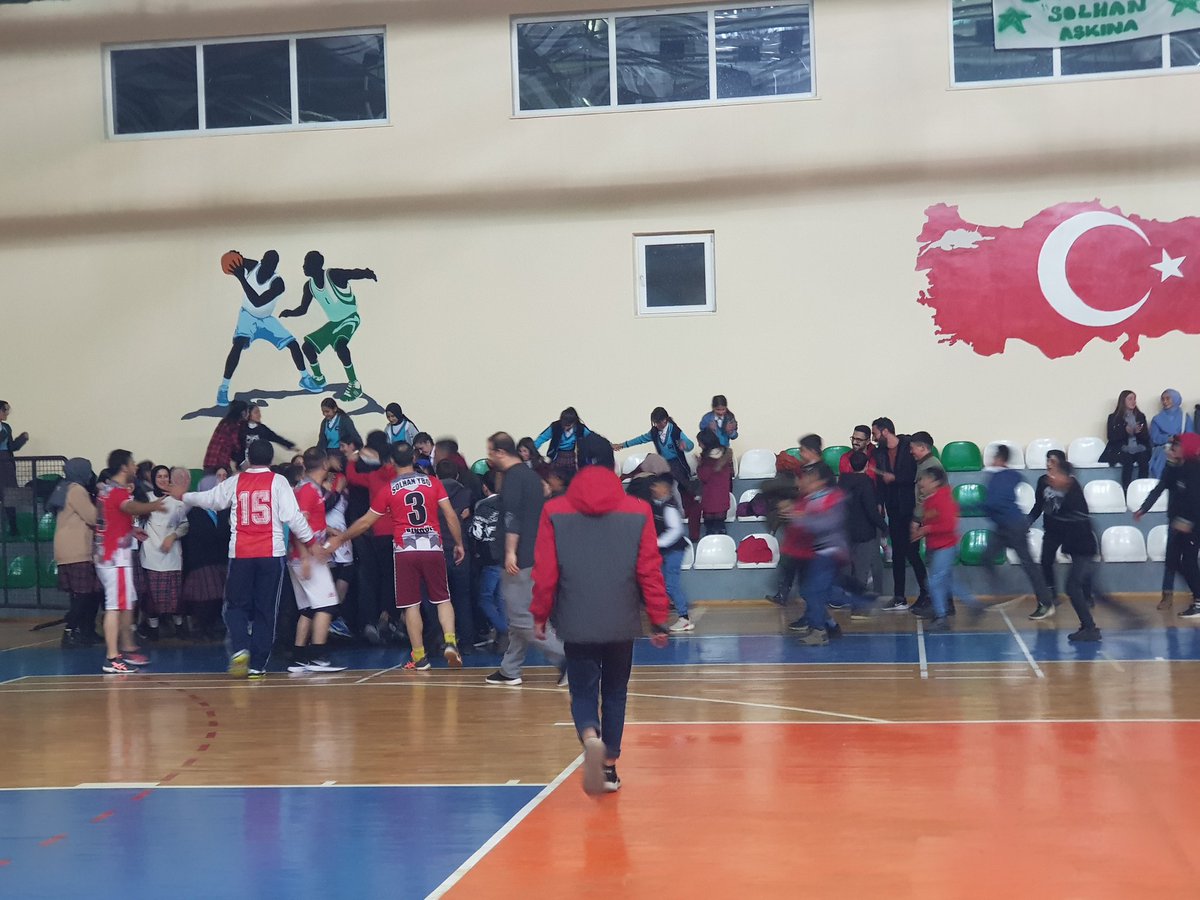 solhan_l's tweet photo. Voleybol okul takımımız şampiyon oldu. Tebrikler takım. https://t.co/USO02Si26b