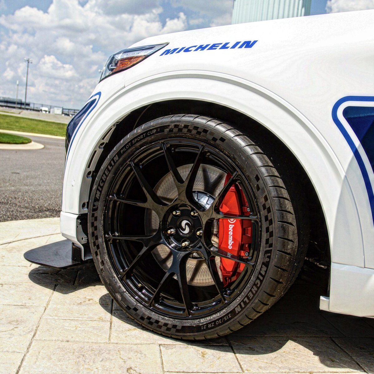 WHteamofficial's tweet photo. Rate this Fitment: 🧊 or 🔥
#signaturewheel
#STSUVExperience https://t.co/B7JbbV54LH