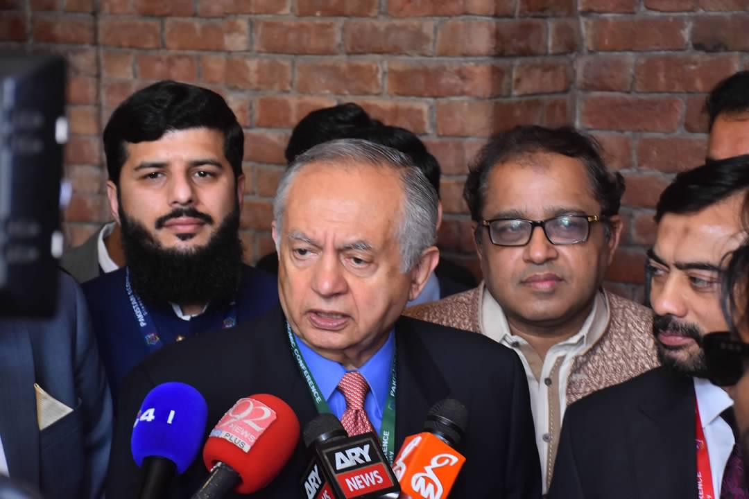 pakecocon's tweet photo. Razak Dawood Adviser for Commerce and Investment to Prime Minister Imran Khan, enhancing the shine of PEC 2022.
#PakistanEconomicConference #PEC2022 #SerenaFsd #fsdcon2022 #pakecocon2022 #firstconfsd #RazakDawood #Commerce https://t.co/5lBMsocXCw