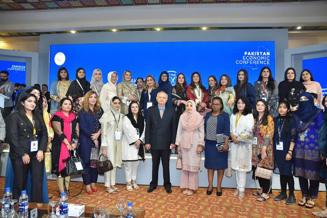 pakecocon's tweet photo. Razak Dawood Adviser for Commerce and Investment to Prime Minister Imran Khan, enhancing the shine of PEC 2022.
#PakistanEconomicConference #PEC2022 #SerenaFsd #fsdcon2022 #pakecocon2022 #firstconfsd #RazakDawood #Commerce https://t.co/5lBMsocXCw