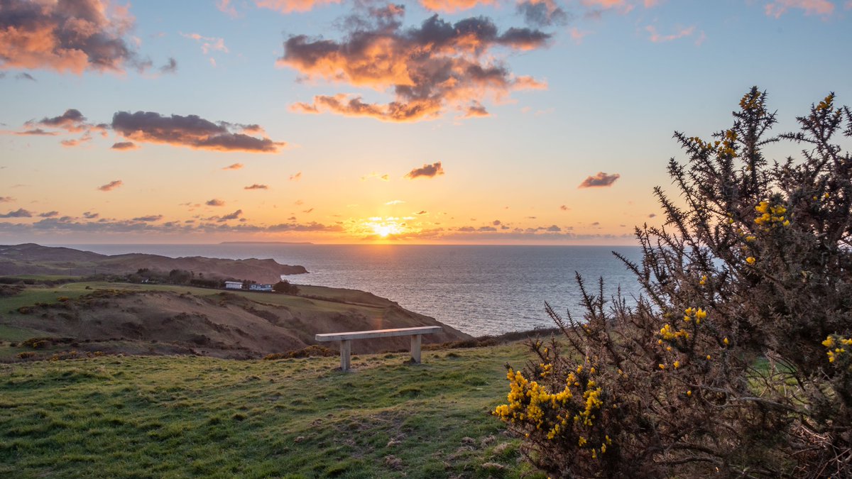 mcsparkyj's tweet photo. Windy and cold, but a beautiful sunset this evening from this brand new bench on the #torrs at #Ilfracombe. Looking towards Bull Point #mortehoe and Lundy ๐
๐ https://t.co/YV5E5CNhdO