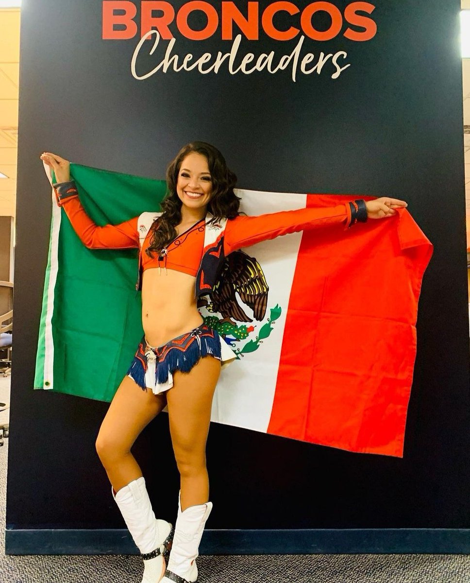 AnaPolar13's tweet photo. Para cerrar la conmemoración del #WomensHistoryMonth, un reconocimiento a las porristas latinas en la #NFL.

Los fans de #BroncosCountry estamos felices de tener a Daniela Zubia en el equipo.

🇲🇽 ¡Orgullosamente de México para el mundo! #MéxicoEsBroncosCountry 
IG #ElSnapNFL https://t.co/HdzfNBk1e0