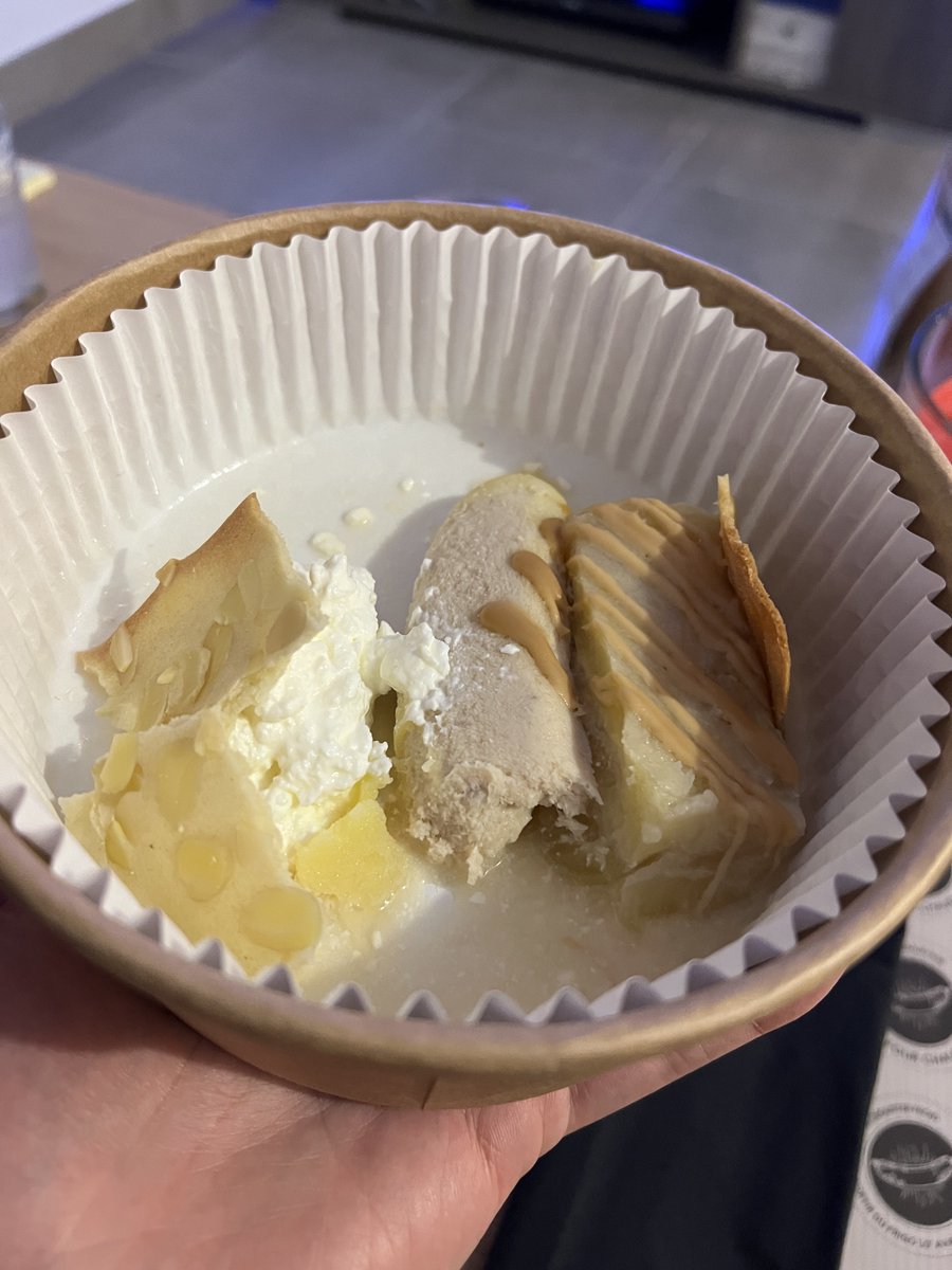 julien_pl's tweet photo. @TopchefM6 @ubereats_fr Philo saucisse en livraison, pas de poulpe dans l'entrée et un espèce de biscuit bizarre à la place du boudin blanc en dessert. Également, il ne s'agissait pas d'un aligot mais d'une purée dans le plat et trop liquide! 35€ le menu quand même !! 😤 https://t.co/Djq4IPfBaw