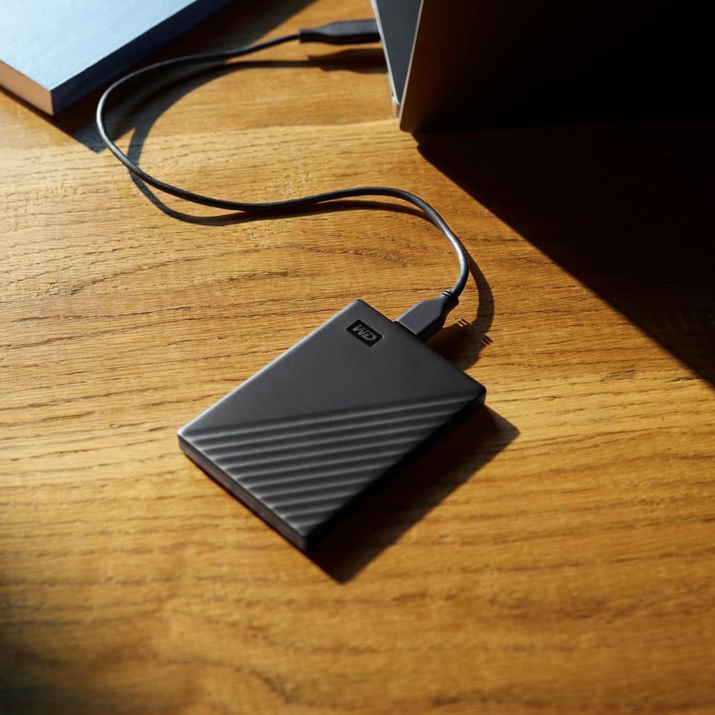 bicmuller's tweet photo. Quinta-feira 31 é o #DiaMundialDoBackup e eu estou aqui com a @WD_Brasil pra mostrar como é fácil guardar todas as suas memórias de forma segura em um só lugar!
O HD externo WD #MyPassport está aqui para te ajudar.
#BackupComWD *publi https://t.co/Hd7t0ruYZH