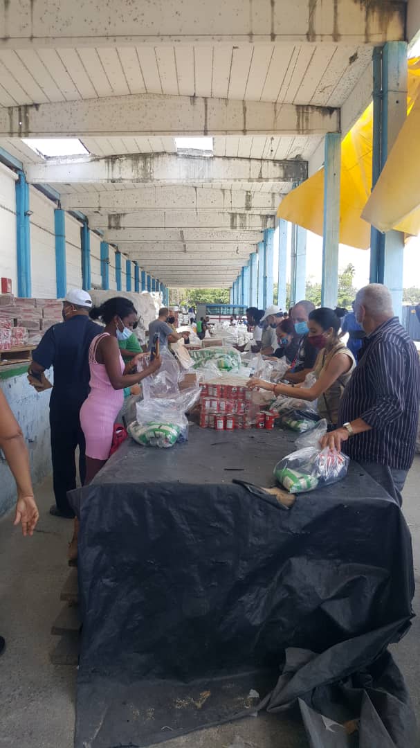 Ahí está el equipo <a href="/MincinCuba/">Comercio Cuba</a> apoyando la confección de módulos de donativos para nuestro pueblo #VamosConTodo #SomosComercio