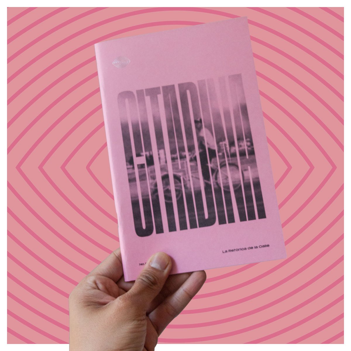 MiValedorMX's tweet photo. Además de sus revistas y fotografías impresas, este fin de semana los valedores estarán vendiendo CITADINA, una publicación de @StreetsMX con fotografías y textos alrededor de la calle. ¡Nos vemos de 10 a 8 en el Pasaje Bazar, en Madero, a un lado del Sanborns de los azulejos! https://t.co/YNjOo3VyuD