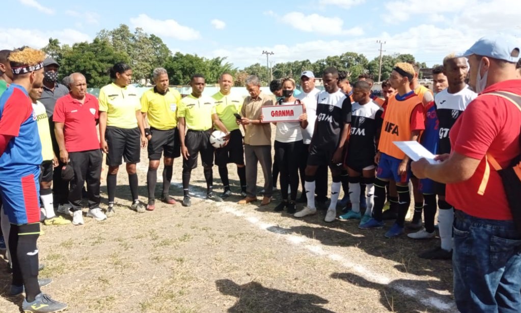 afcfutbolcuba's tweet photo. Previo al partido de la fecha 8 la @FFGtmo reconoció la destacada labor del internacional santiaguero Marcos Brea quien decidió aplazar su retiro para contribuir desde su función al desarrollo del fútbol cubano
@InderCuba 
@jit_digital 
@futbol_cuba 
@ComArbFutCuba 
@ACN_Cuba https://t.co/TsgxOt0dub