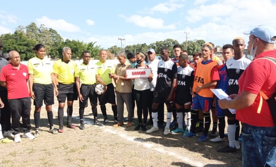 afcfutbolcuba's tweet photo. Previo al partido de la fecha 8 la @FFGtmo reconoció la destacada labor del internacional santiaguero Marcos Brea quien decidió aplazar su retiro para contribuir desde su función al desarrollo del fútbol cubano
@InderCuba 
@jit_digital 
@futbol_cuba 
@ComArbFutCuba 
@ACN_Cuba https://t.co/TsgxOt0dub