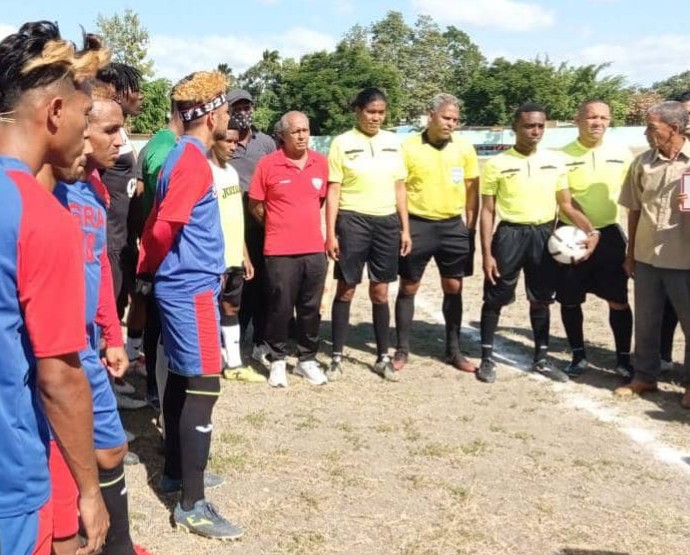 afcfutbolcuba's tweet photo. Previo al partido de la fecha 8 la @FFGtmo reconoció la destacada labor del internacional santiaguero Marcos Brea quien decidió aplazar su retiro para contribuir desde su función al desarrollo del fútbol cubano
@InderCuba 
@jit_digital 
@futbol_cuba 
@ComArbFutCuba 
@ACN_Cuba https://t.co/TsgxOt0dub