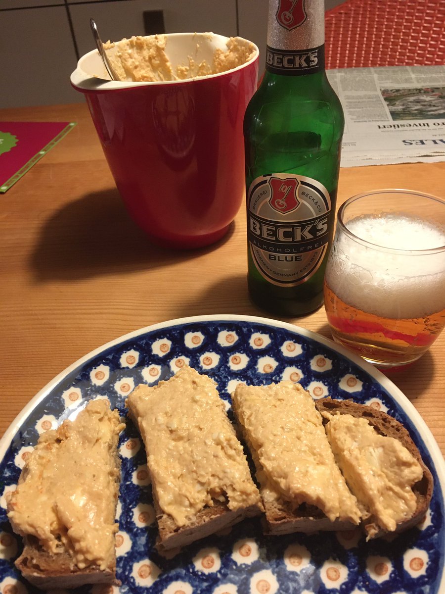 anjabl's tweet photo. Der Camembert, der schon ewig im Kühlschrank lag und jedesmal, wenn die Kühlschranktür aufging, die ganze Küche ausgefüllt hat, stinkt nicht mehr! #obatzda #guteLösung https://t.co/9IwpEsOYgB