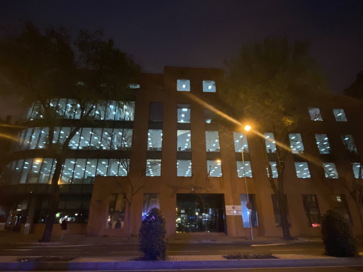 Mirycite's tweet photo. @MADRID esto no es ni medio normal. Me pone mala ver los precios de la luz y el desgaste innecesario que muestran los edificios públicos a los ciudadanos.Las 21:15 de la noche y todo el edificio encendido.Todos los días paso por aquí y siempre igual. Madrid digital C/embajadores https://t.co/Ecw0Gg7Abb