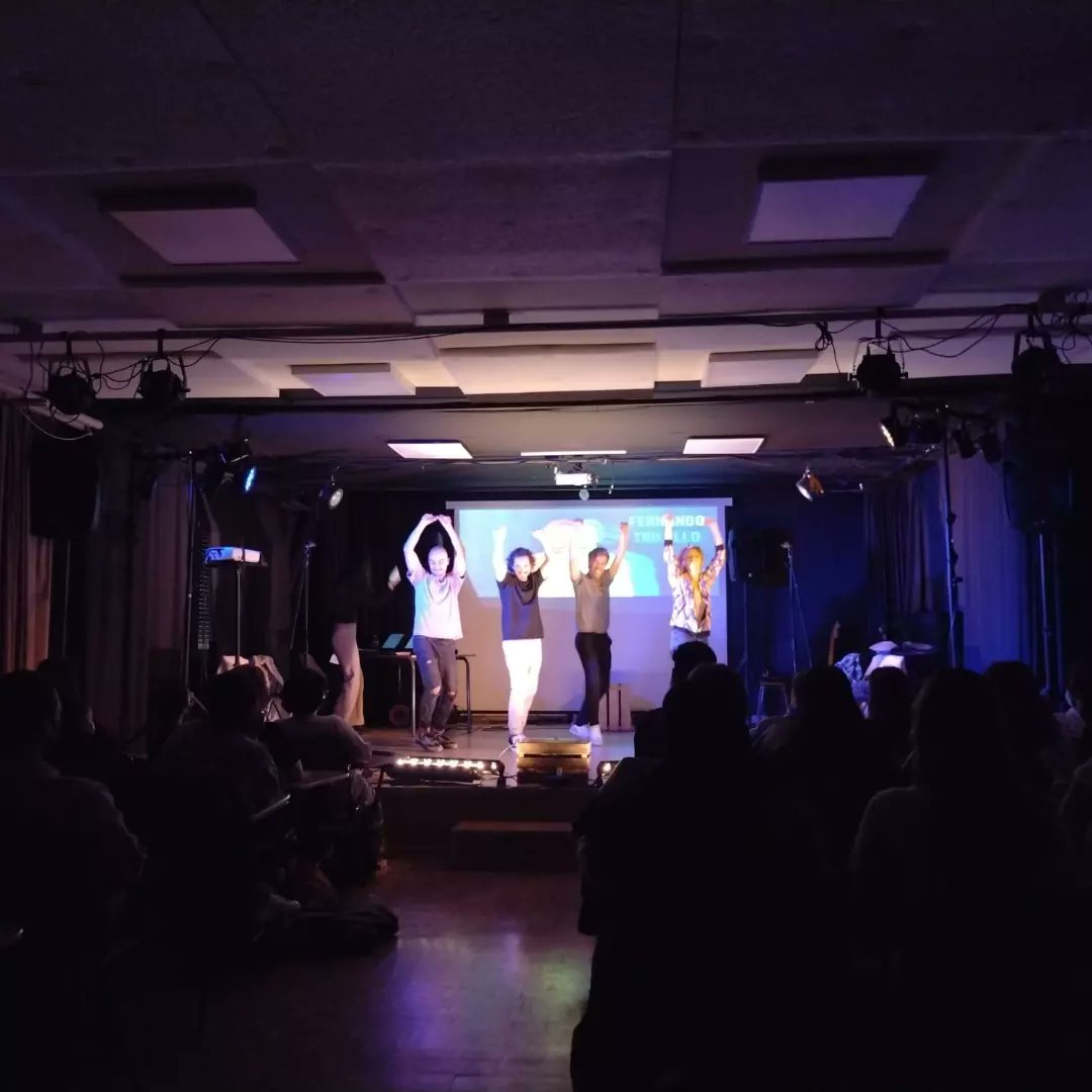 iesginer_org's tweet photo. El Departamento de lengua castellana y literatura acerca el teatro al Giner.
El día 31 de marzo los alumnos de 1 de bachillerato de la asignatura de Literatura Universal y los alumnos de 2 de bachillerato de Artes escénicas han disfrutado del espectáculo Arte Nuevo. https://t.co/3zoSmDFGGO