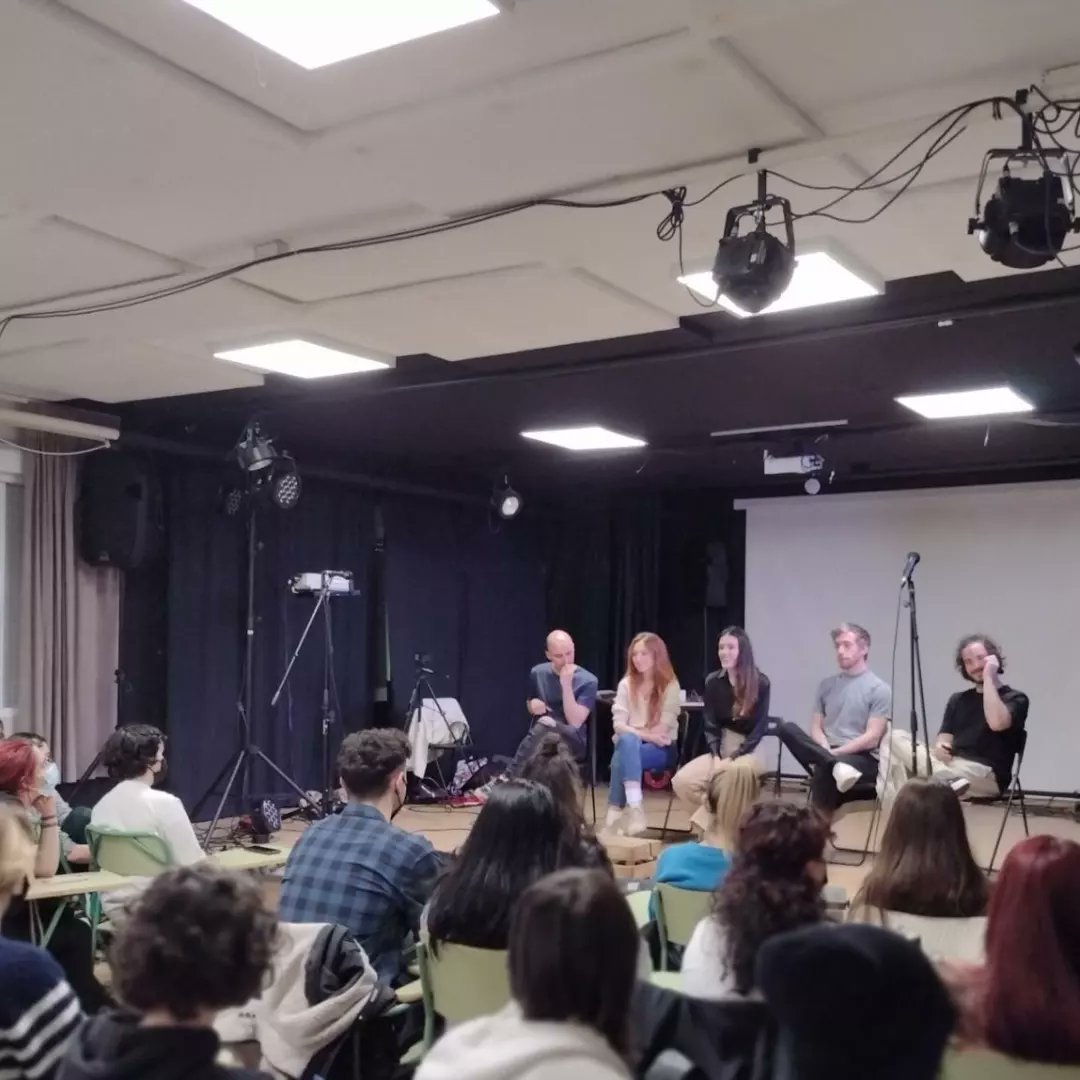 iesginer_org's tweet photo. El Departamento de lengua castellana y literatura acerca el teatro al Giner.
El día 31 de marzo los alumnos de 1 de bachillerato de la asignatura de Literatura Universal y los alumnos de 2 de bachillerato de Artes escénicas han disfrutado del espectáculo Arte Nuevo. https://t.co/3zoSmDFGGO