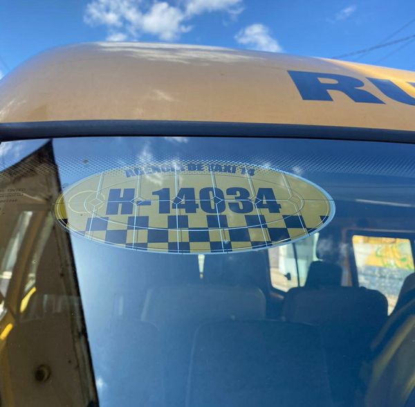 TaxisCuba_cu's tweet photo. 🙌🏻 La Dirección General de Transporte de La Habana (DGTPH) envía un reconocimiento al chofer ayudante del vehículo H-14034, por su honestidad al localizar y devolver el móvil de un pasajero. 🏆
‼️Las buenas acciones también se comparten ‼️
.
.
#Cuba #TransporteCuba #DGTPH https://t.co/s5Fk6lTla2