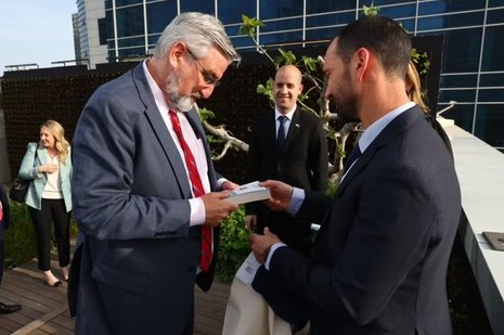 Indiana_EDC's tweet photo. #INIsrael | Today, @GovHolcomb and @SecChambersIN met with StartUp Nation to discuss opportunities to strengthen #Hoosier partnerships with innovative Israelian businesses. @StartUpNationHQ is an independent non-profit that builds bridges to Israeli innovation. 🇮🇱 https://t.co/Pfkqxm3KJn